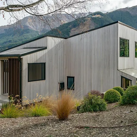 Central Southern Lakes - Queenstown Holiday Home